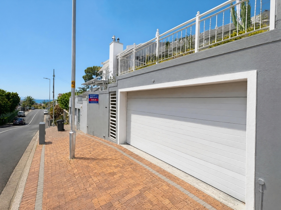 2 Bedroom Property for Sale in Vredehoek Western Cape